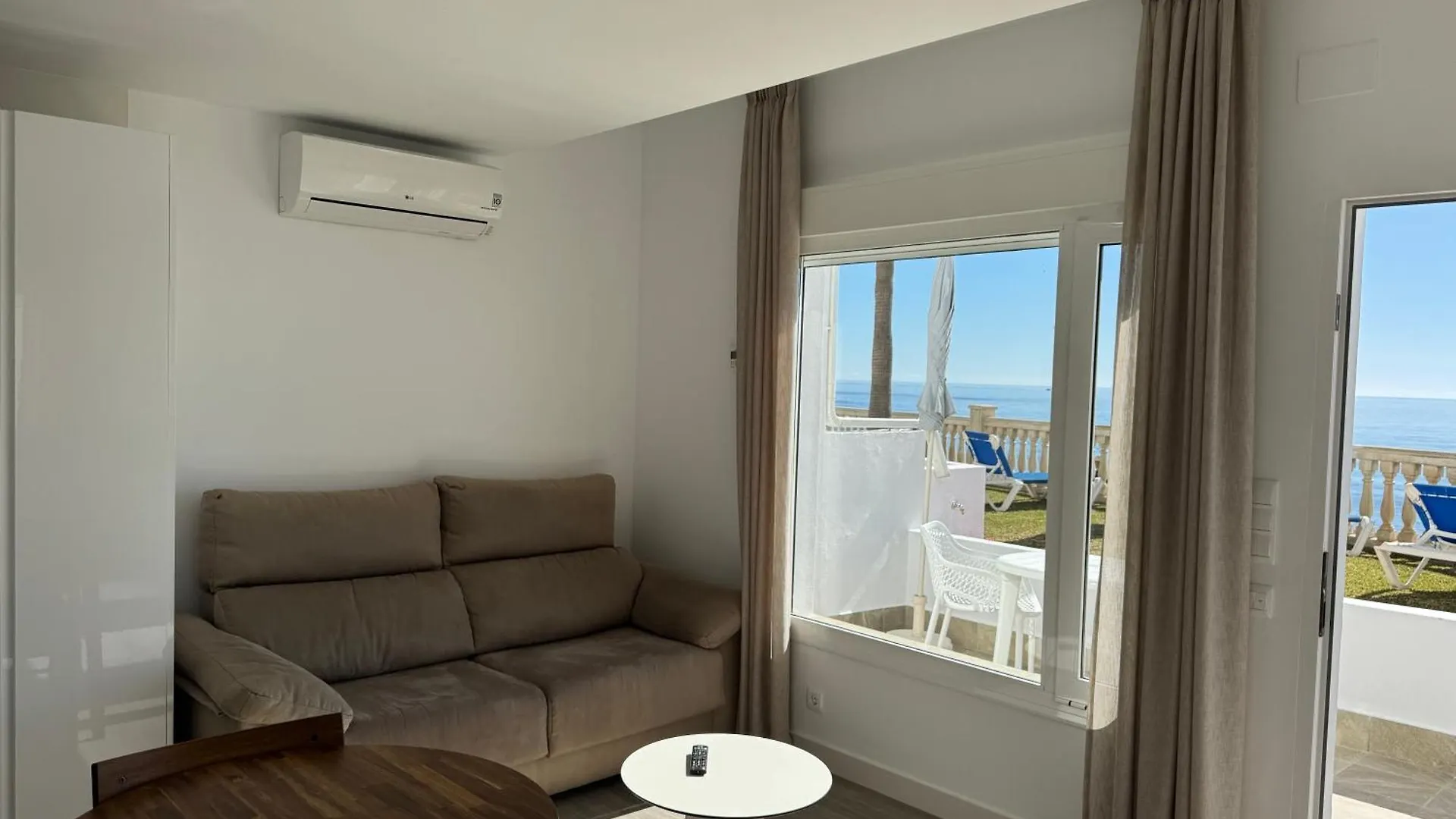 Apartamentos Perla Marina ネルハ